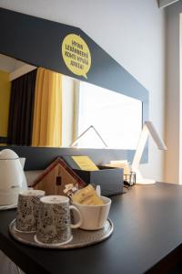 コッコラにあるHotel Kokkolaのテーブル(2杯、食器付)