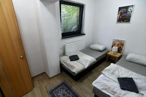 Zimmer mit 2 Einzelbetten und einem Fenster in der Unterkunft chata Sivá in Vinné