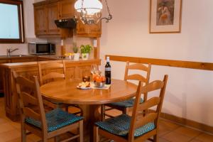 una cocina con una mesa de madera y una botella de vino en Apartment Kanzelhöhe Gerlitzen, en Treffen