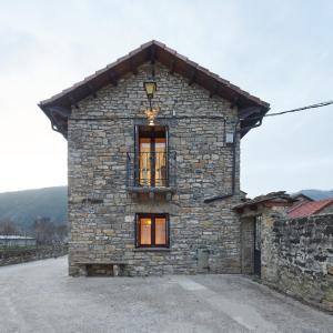 un pequeño edificio de piedra con una ventana en él en Casa A'Pajera, en Orós Alto