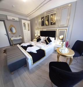 um quarto com uma cama, uma mesa e cadeiras em Emirhan Guesthouse & Suites em Istambul