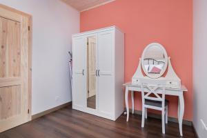spogliatoio con specchio e toletta di Domki Lubkowo by Renters Prestige a Lubkowo