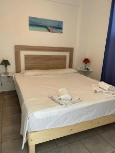 uma cama com duas toalhas em cima em Edificio Francisco Borras n 15 ET - 80 PL em Es Pujols