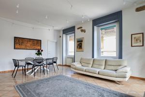 sala de estar con sofá, mesa y sillas en Anna Homestay Bergamo, en Bérgamo