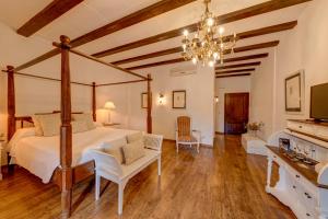 A bed or beds in a room at La Fornal