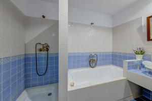 A bathroom at La Fornal