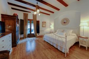 A bed or beds in a room at La Fornal