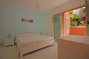 A bed or beds in a room at Villetta Santa Lucia con patio e giardino by Wonderful Italy