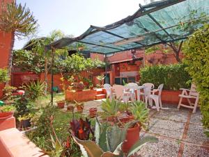 A garden outside Villetta Santa Lucia con patio e giardino by Wonderful Italy