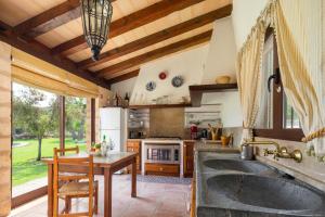 Кухня или кухненски бокс в Villa Can Brullet by SunVillas Mallorca
