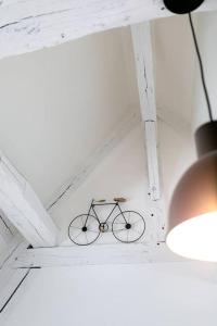 uma bicicleta num quarto branco com tecto em Le notre dame em Dijon