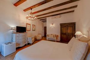A bed or beds in a room at La Fornal