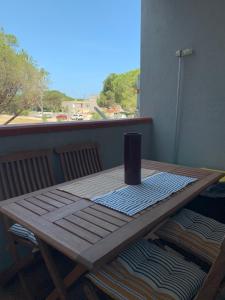 een houten tafel met een vaas erop bij Tutti al mare in Platamona