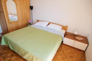 ein Schlafzimmer mit einem großen Bett und einem Spiegel in der Unterkunft Apartment Todorović - Macan in Pula
