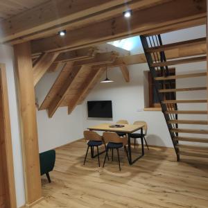 TV a/nebo společenská místnost v ubytování Apartmány Pod Jelenkou