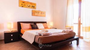 Un pat sau paturi într-o cameră la Antonella's Apartment - Alghero Centre