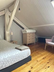 um quarto com uma cama, uma mesa e uma cadeira em La Maison Blatin em Clermont-Ferrand