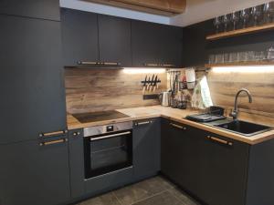 Kuchyň nebo kuchyňský kout v ubytování Apartmány Pod Jelenkou