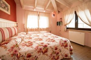 um quarto com uma cama com colcha floral em Appartamenti Villa Ancora em Castiglione della Pescaia