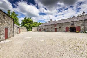 Fotografie z fotogalerie ubytování 2 Bed Courtyard Apartment at Rockfield House Kells in Meath - Short Term Let v destinaci Kells