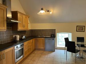 Eldhús eða eldhúskrókur á 2 Bed Courtyard Apartment at Rockfield House Kells in Meath - Short Term Let