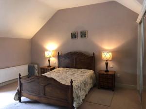 Postel nebo postele na pokoji v ubytování 2 Bed Courtyard Apartment at Rockfield House Kells in Meath - Short Term Let
