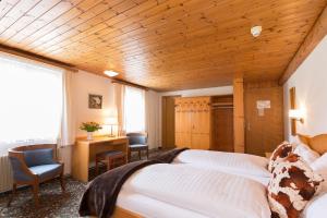 Ένα ή περισσότερα κρεβάτια σε δωμάτιο στο Hotel Oberland