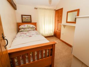 ein Schlafzimmer mit einem Bett in einem Zimmer in der Unterkunft The Kerr in Skipton