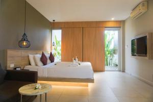 Кровать или кровати в номере Signature Phuket Resort SHA Plus