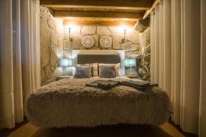 Ένα ή περισσότερα κρεβάτια σε δωμάτιο στο Pedra Bela - Cozy House w/ Private Jacuzzi @ Geres