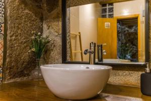 Ένα μπάνιο στο Pedra Bela - Cozy House w/ Private Jacuzzi @ Geres +17 φωτογραφίες