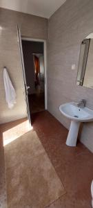 ein Badezimmer mit Waschbecken und Spiegel in der Unterkunft Central Palace Iași Apart 2 in Iaşi