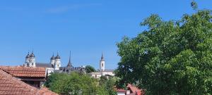 ein Blick auf eine Stadt mit Gebäuden im Hintergrund in der Unterkunft Central Palace Iași Apart 2 in Iaşi