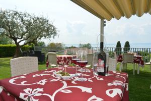 Rõdu või terrass majutusasutuses Hotel Panoramica