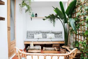 een woonkamer met een bank en een tafel bij HA Balmes Terrace Apartments in Barcelona