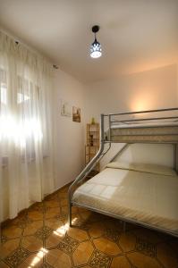 מיטה או מיטות קומותיים בחדר ב-Mario & Nina - Portopino House