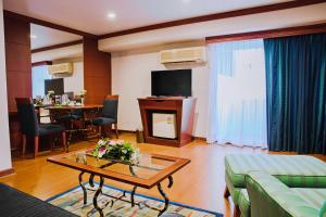 sala de estar con sofá y mesa en Baiyoke Suite Hotel, en Bangkok