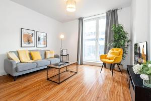 uma sala de estar com um sofá e uma mesa em Exotic 2 Bedroom City Apartment - Free Parking em Birmingham