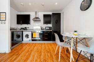 uma cozinha com mesa e cadeiras num quarto em Exotic 2 Bedroom City Apartment - Free Parking em Birmingham