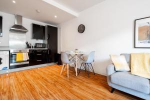 a living room with a couch and a table at Exotic City Retreat 2 Bed 2 Bath - Free Parking in Birmingham +37 photos