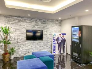 TV a/nebo společenská místnost v ubytování HOTEL LiVEMAX Okayama + 13 fotografií