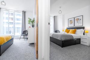 En eller flere senge i et værelse på Exotic 2 Bedroom City Apartment - Free Parking