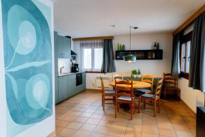 kuchnia i jadalnia ze stołem i krzesłami w obiekcie Apartment Weitblick - Almresort Gerlitzen w mieście Treffen am Ossiacher See