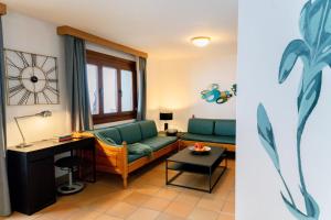 salon z kanapą i stołem w obiekcie Apartment Weitblick - Almresort Gerlitzen w mieście Treffen am Ossiacher See