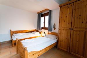 een slaapkamer met 2 bedden en een raam bij Apartment Weitblick - Almresort Gerlitzen in Treffen
