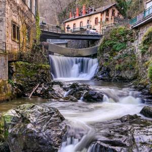 un fiume con un ponte su una cascata di TABI APPART ,MODERN CHIC vs FREE PARKING,WIFI,DRAPS a Thiers