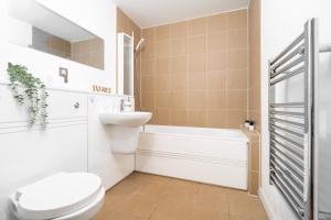 a bathroom with a toilet and a tub and a sink at Exotic City Retreat 2 Bed 2 Bath - Free Parking in Birmingham