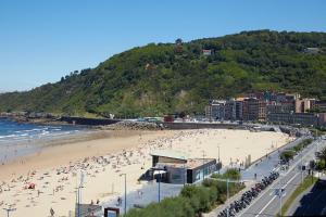 Plaża z grupą ludzi na niej w obiekcie Always Easy I Larroca w mieście San Sebastián