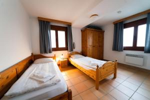 Łóżko lub łóżka w pokoju w obiekcie Apartment Weitblick - Almresort Gerlitzen