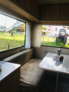 ein kleines Zimmer mit einem Tisch und 2 Fenstern in der Unterkunft La Ferme de Rotani in Aléria